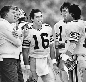 Forrest Gregg (left) and offensive coordinator Bob Schnelker (wearing glasses) had a brewing quarterback controversy in 1984 as rookie Randy Wright (16) and former first-round draft pick Rich Campbell (19) threatened to take the starter’s role away from the often-injured veteran Lynn Dickey (far right). (milwaukee journal sentinel)