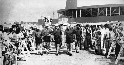 More than 1,500 fans turned out at the Packers’ training camp every day, forming a corridor from Lambeau Field to the Oneida Street practice field, all for the chance to see the return of Bart Starr. (MILWAUKEE JOURNAL SENTINEL)