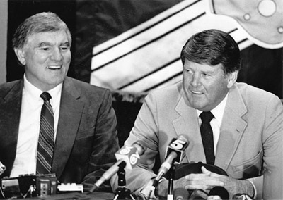 Forrest Gregg (left) was all smiles at the press conference that introduced Tom Braatz (right) as the Packers’ new vice president before the 1987 season. (milwaukee journal sentinel)