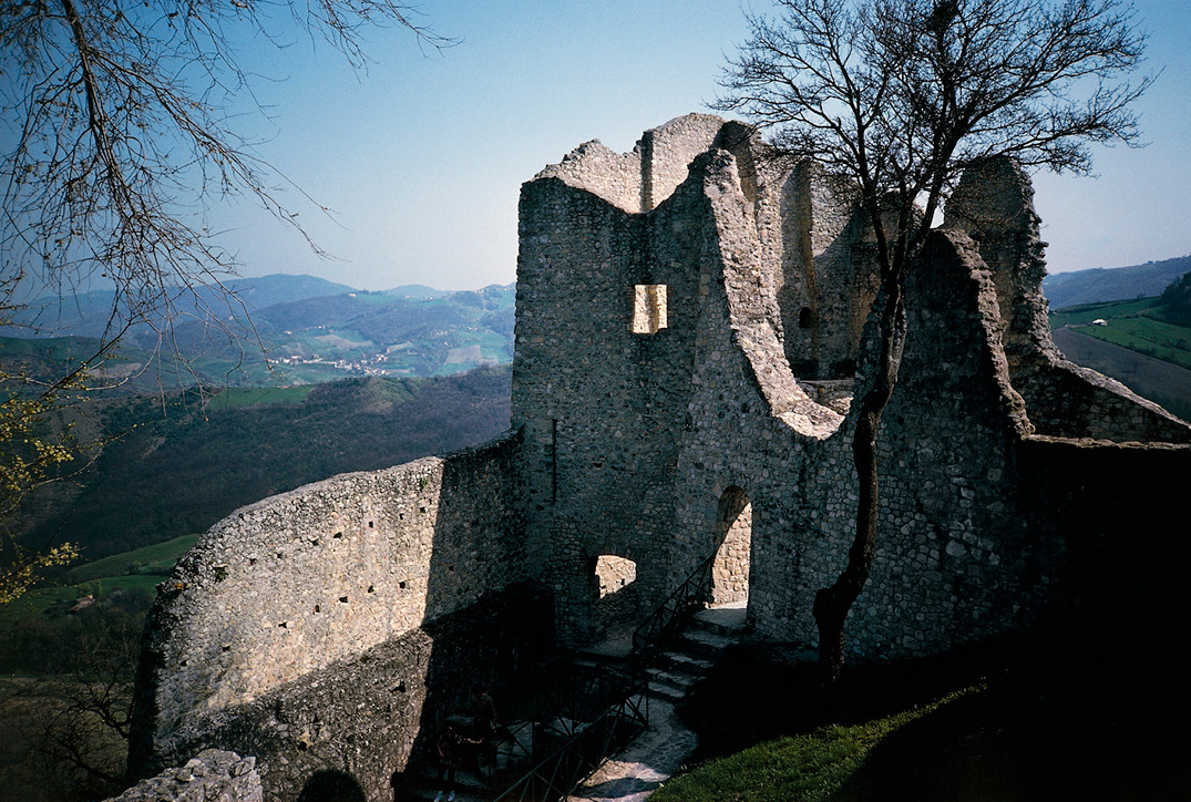 Fotografie der Burgruine Canossa