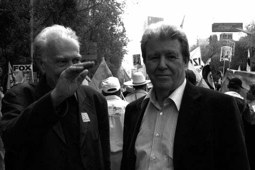 En la manifestación a favor de López Obrador, junto a Sergio Pitol (México D. F., julio de 2006)