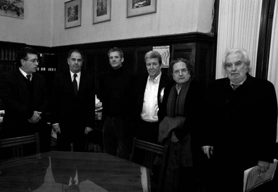 JH antes de recibir el Gran Premio Provincia de Buenos Aires en la Universidad de La Plata, junto al rector, Alan Pauls, Ricardo Piglia y Pacho O’Donell