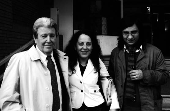 Momentos antes de recibir el título de profesor honorario por la Universidad Diego Portales, junto a Jovana Skármeta y Alejandro Zambra