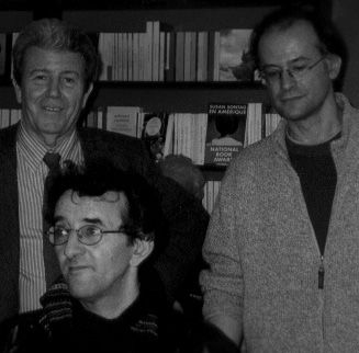 Con Roberto Bolaño y su traductor francés, Robert Amutio, en el stand de Christian Bourgois durante el Salon du Livre