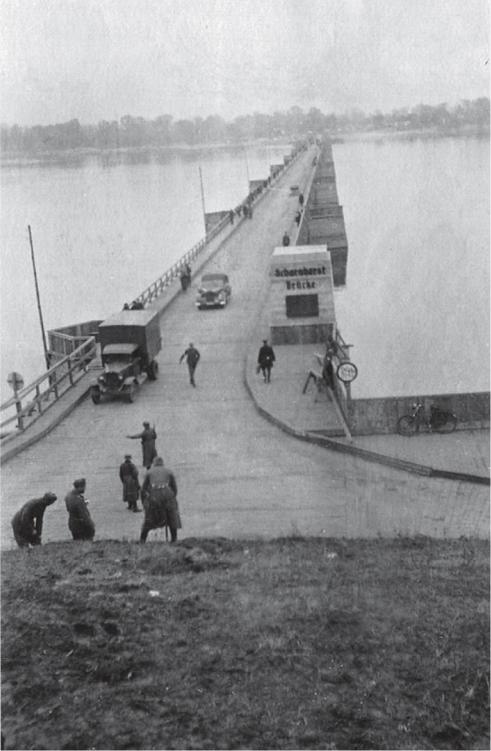 Fritz Probst: rebuilt Dniepr bridge, 1941.