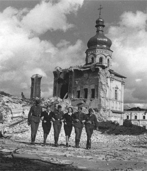 Liselotte Purper, photo-journalist: Germans promenade through the ruins of Kiev, 1942.