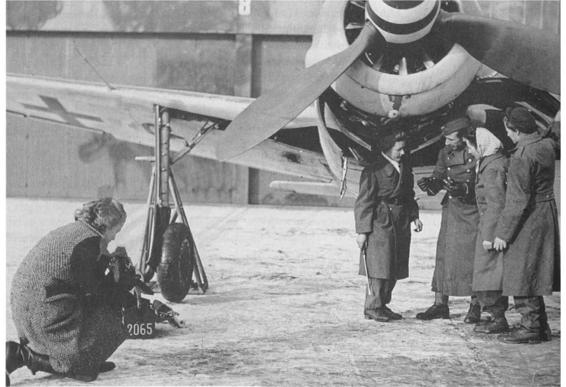 Liselotte Purper: setting up her photo shoot at Lwów airbase.