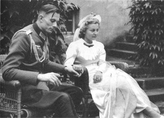 War wedding: Liselotte Purper and Kurt Orgel, September 1943.