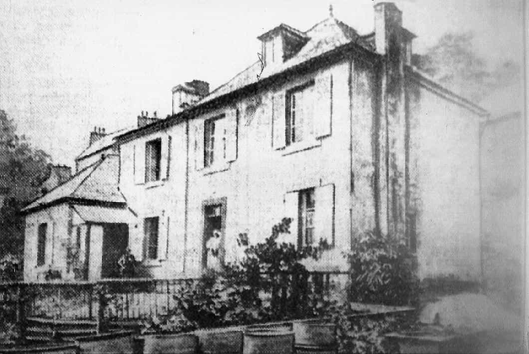 Façade de la maison Seznec à Morlaix, sans doute en 1923.