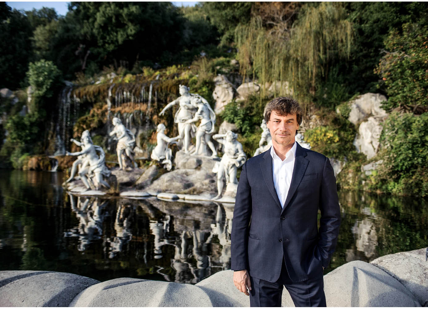 Immagine di Alberto Angela davanti alla fontana di Diana e Atteone, alla reggia di Caserta