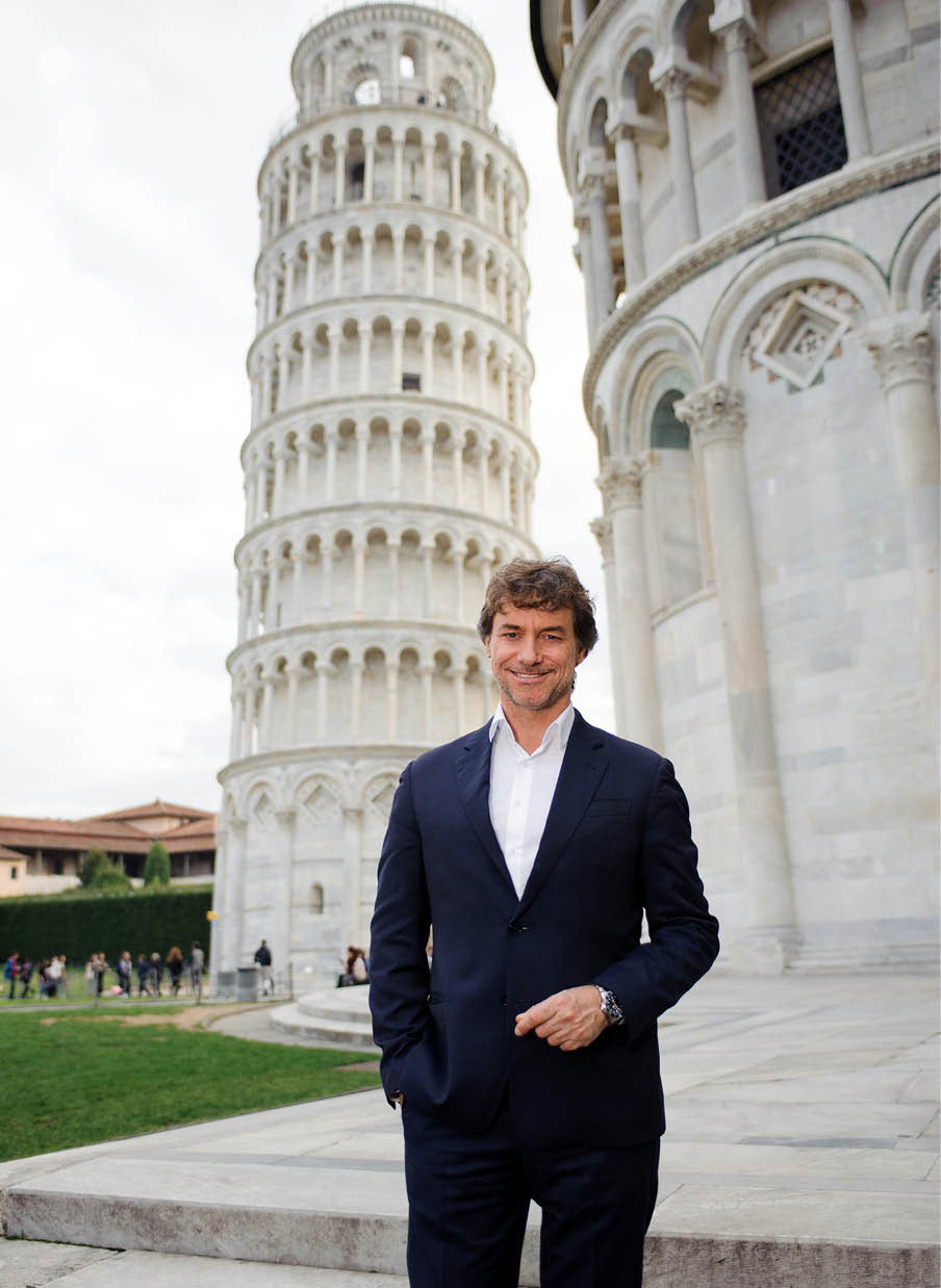 Immagine di Alberto Angela davanti alla torre di Pisa