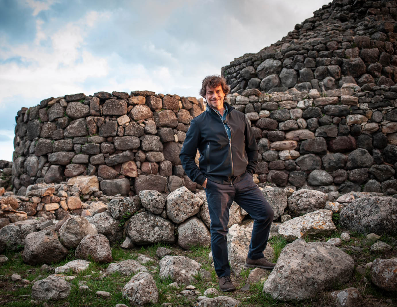 Immagine di Alberto Angela davanti a un nuraghe, a Barumini