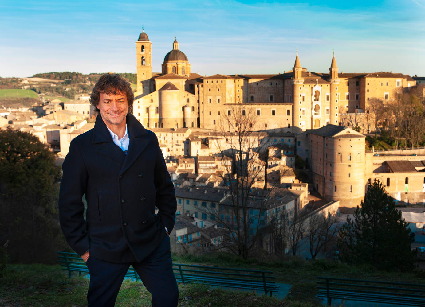 Immagine di Alberto Angela a Urbino, sullo sfondo Palazzo Ducale