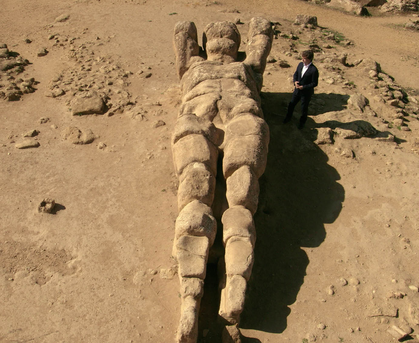 Immagine di un telamone del Tempio di Zeus, V secolo a.C. a.C., Agrigento, Valle dei Templi, copia dell’originale conservato al Museo Archeologico Nazionale