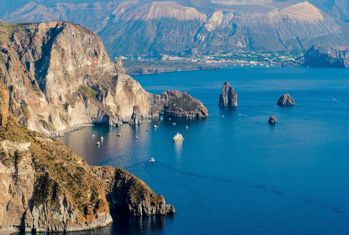 Immagine delle isole Eolie, Lipari, sullo sfondo, il cratere dell’isola di Vulcano