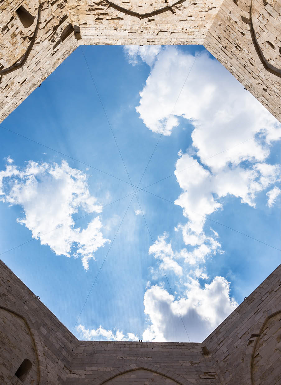 Immagine di uno scorcio di cielo dal cortile di Castel del Monte ad Adria 