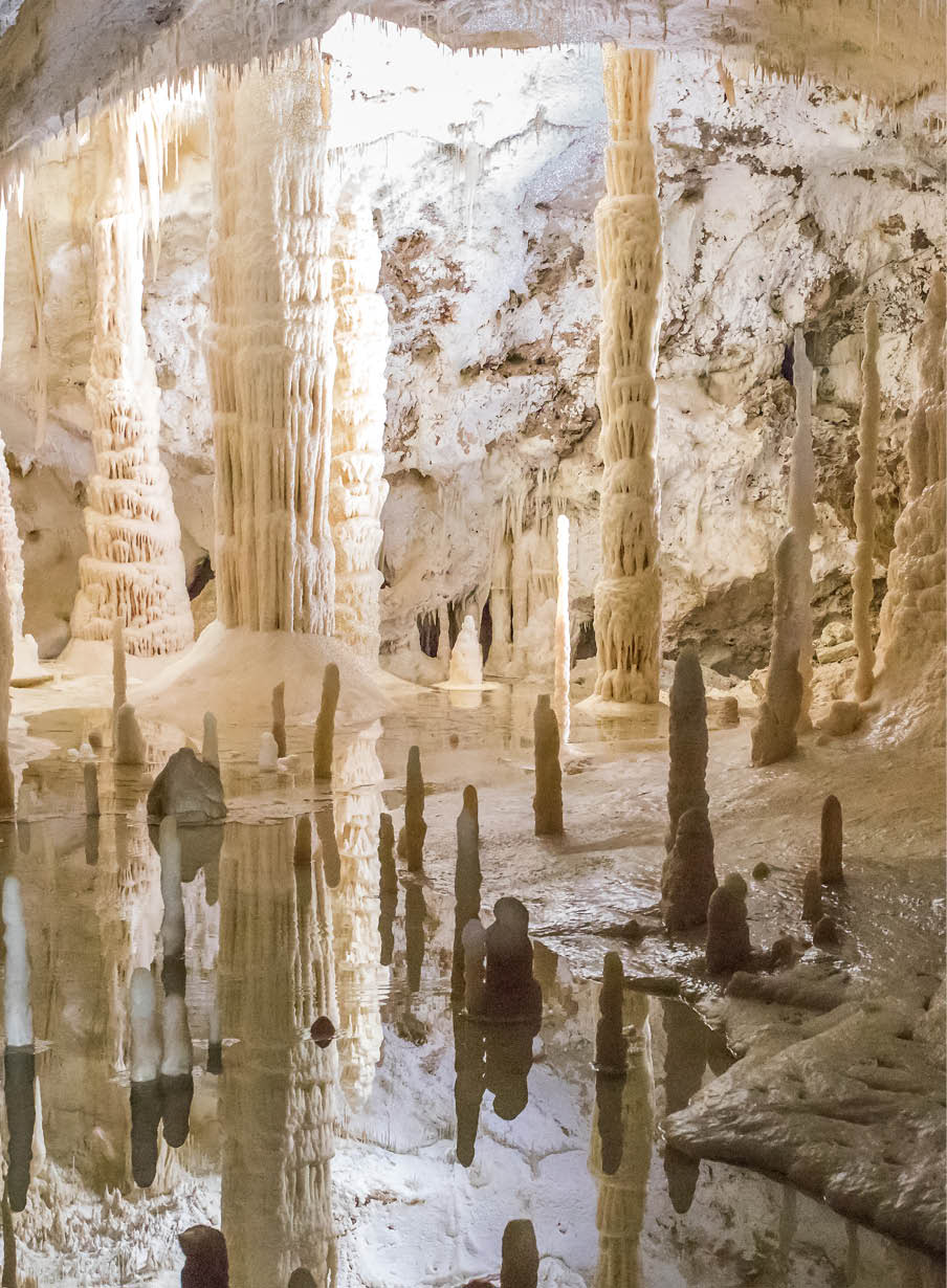 Immagine delle grotte di Frasassi, stalattiti e stalagmiti dell’abisso Ancona