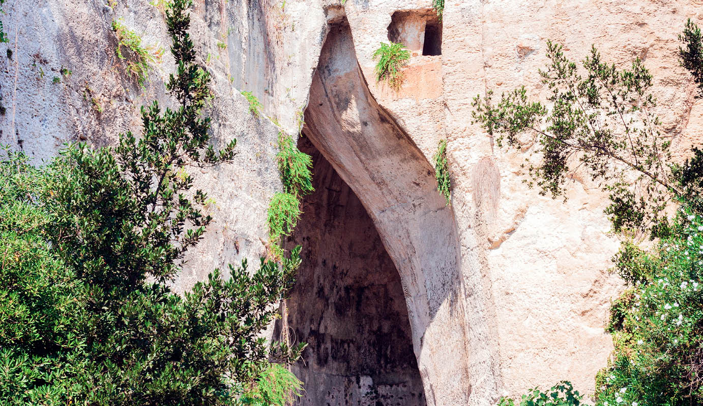 Immagine dell'Orecchio di Dionisio, grotta calcarea nota per l’insolita acustica, Siracusa.