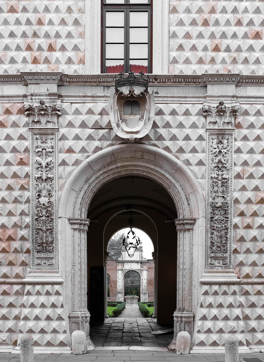 Immagine di Palazzo dei Diamanti a Ferrara, 1493-1503, veduta dell’arco di entrata