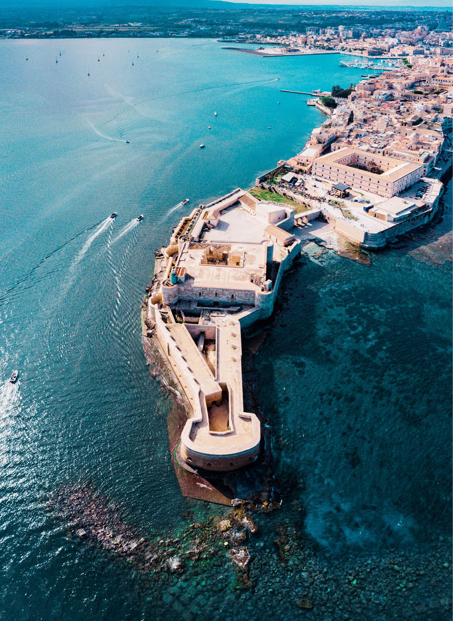 Immagine dell'isola di Ortigia, veduta aerea del castello Maniace, 1232-1239, Siracusa.