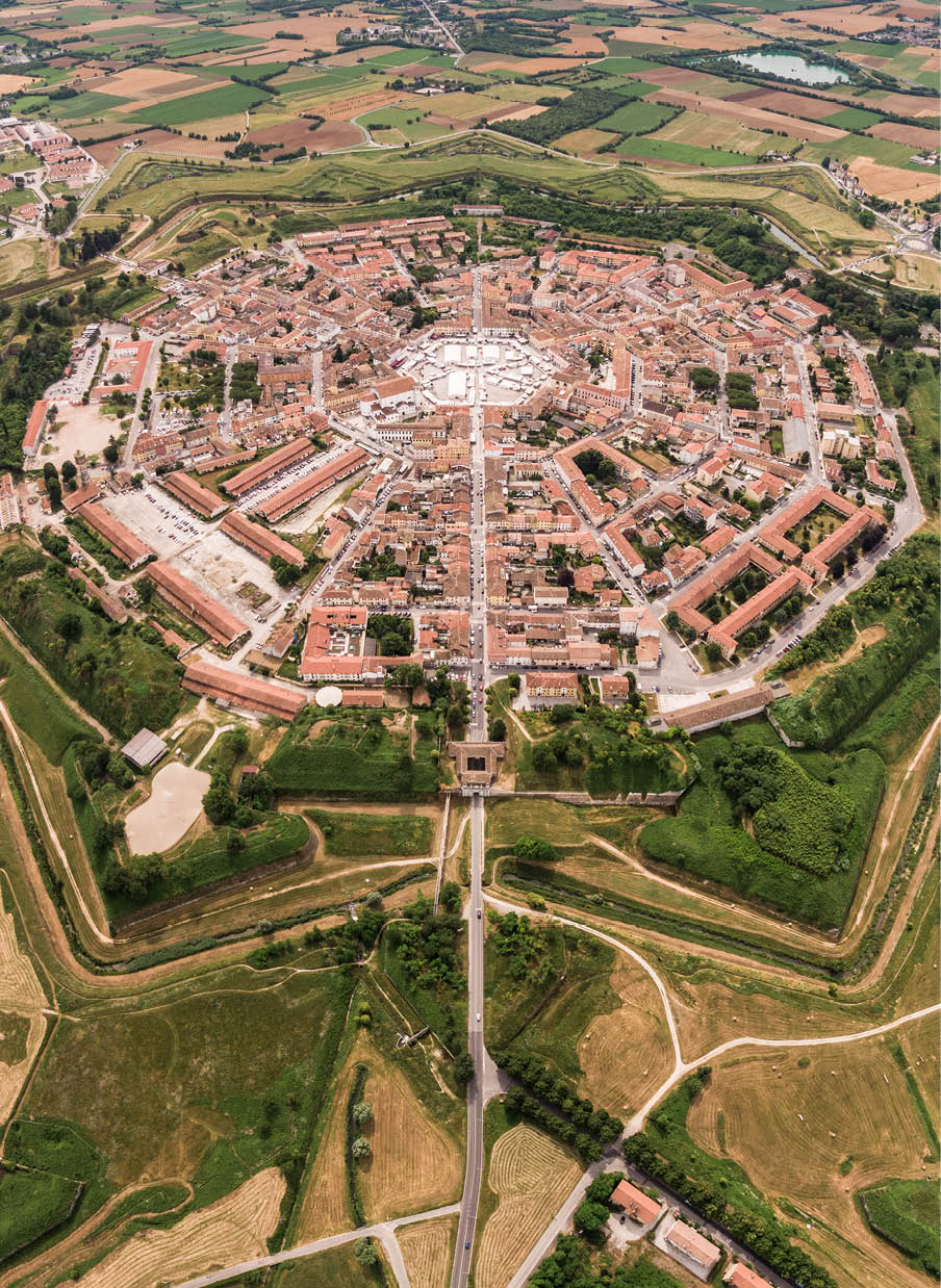 Immagine di una veduta aerea di Palmanova, con la sua particolare struttura urbanistica