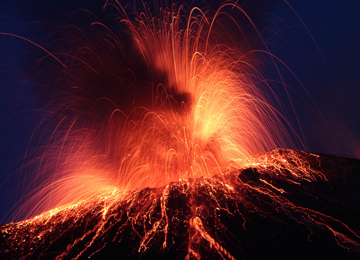 Immagine del vulcano Stromboli in eruzione.