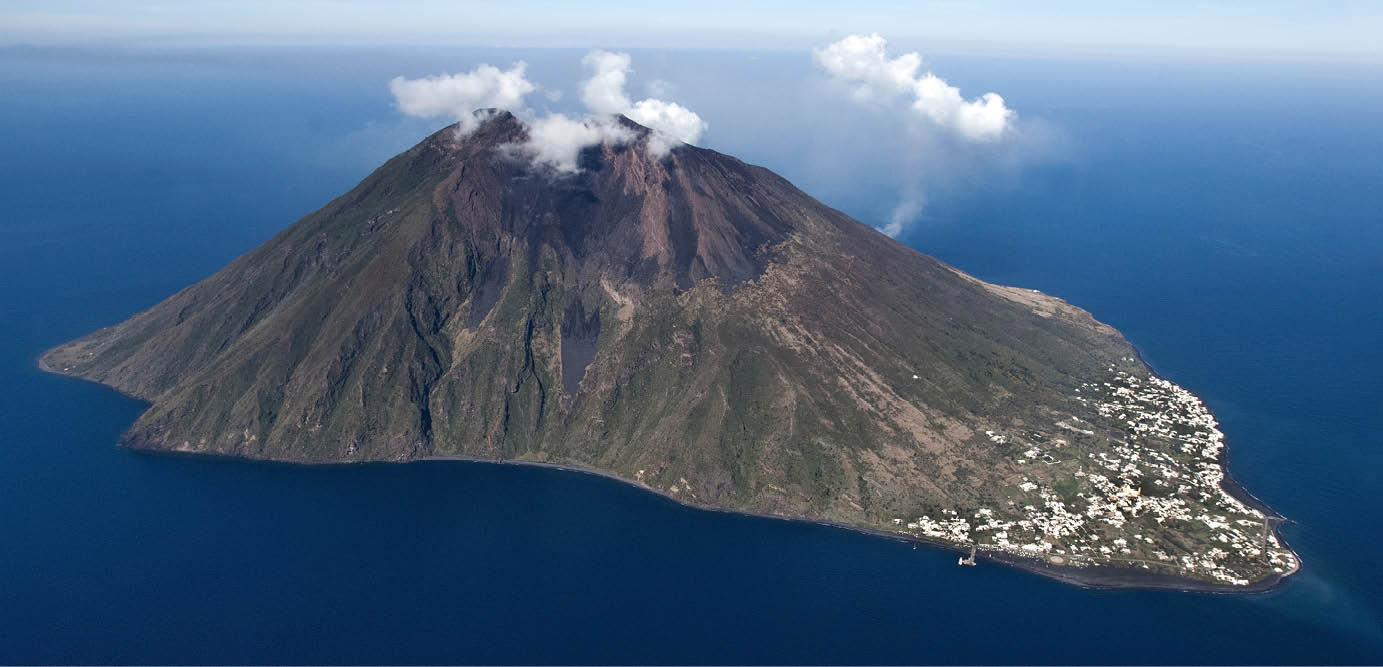 Immagine della veduta aerea del vulcano Stromboli, isole Eolie