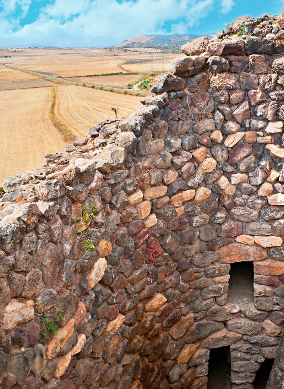 Immagine di Barumini, area archeologica Su Nuraxi, veduta della torre principale del nuraghe, XVI-XIV secolo a.C.