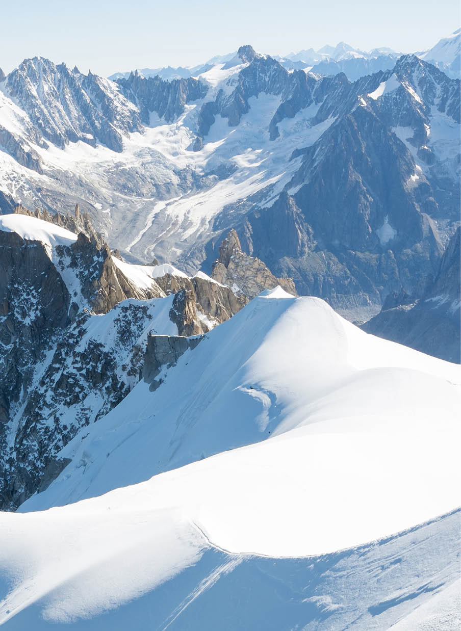 Immagine di una cresta nevosa sul Monte Bianco