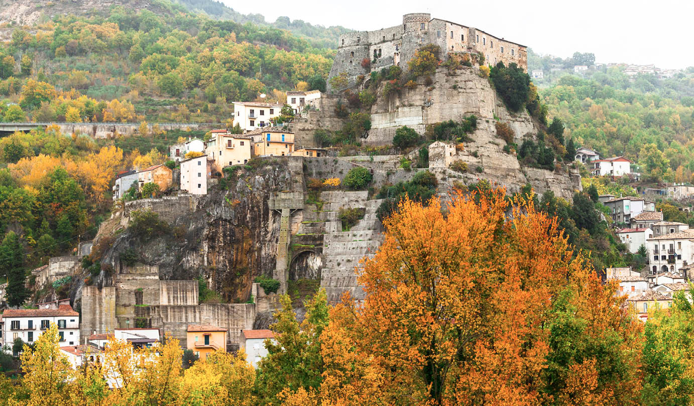 Immagine di Cerro al Volturno, veduta del borgo con il castello Pandone