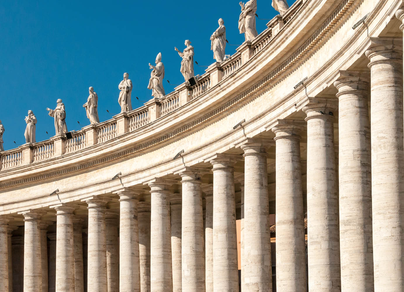 Immagine di un particolare del colonnato di Gian Lorenzo Bernini a Roma