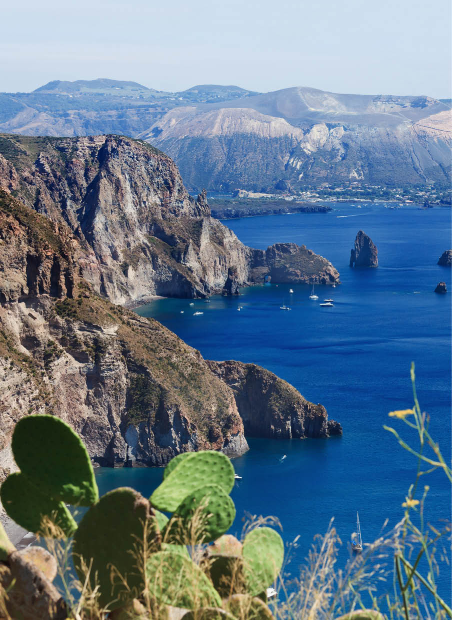 Immagine dell’isola di Vulcano vista da Lipari, isole Eolie