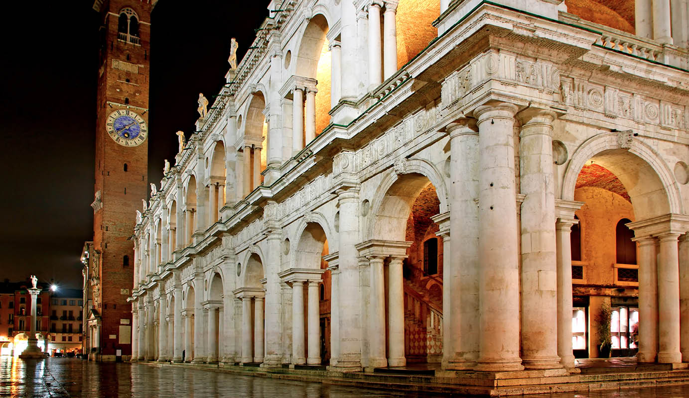 Immagine di Vicenza, veduta notturna della basilica palladiana