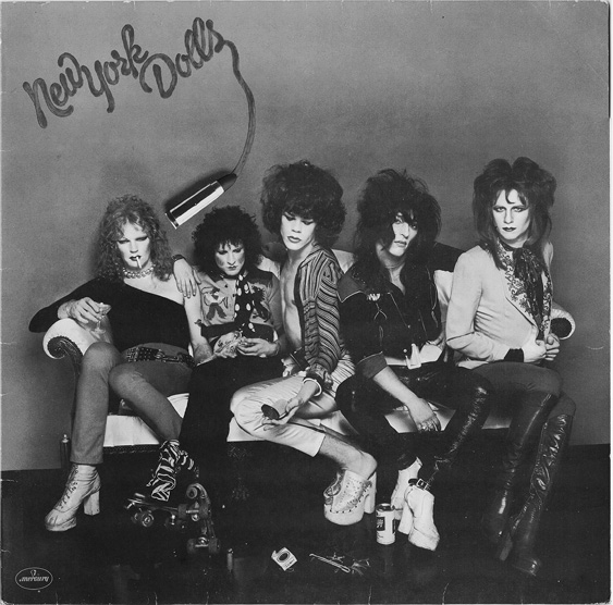 Lipstick Killers: la copertina di New York Dolls, primo disco del gruppo. Da sinistra: Arthur Kane, Sylvain Sylvain, David Johansen, Johnny Thunders, Jerry Nolan.