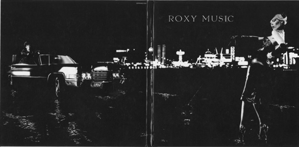 Amanda Lear e il suo amico felino nella copertina interna di For Your Pleasure dei Roxy Music, ammirati a distanza da Bryan Ferry, appoggiato alla limousine.