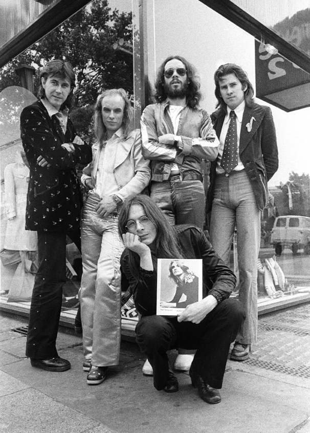 I Roxy Music nel 1972. Da sinistra: Bryan Ferry, Brian Eno, Phil Manzanera, Andy Mackay. Accosciato: il bassista Graham Simpson con una fotografia di Paul Thompson, che non poteva essere presente.