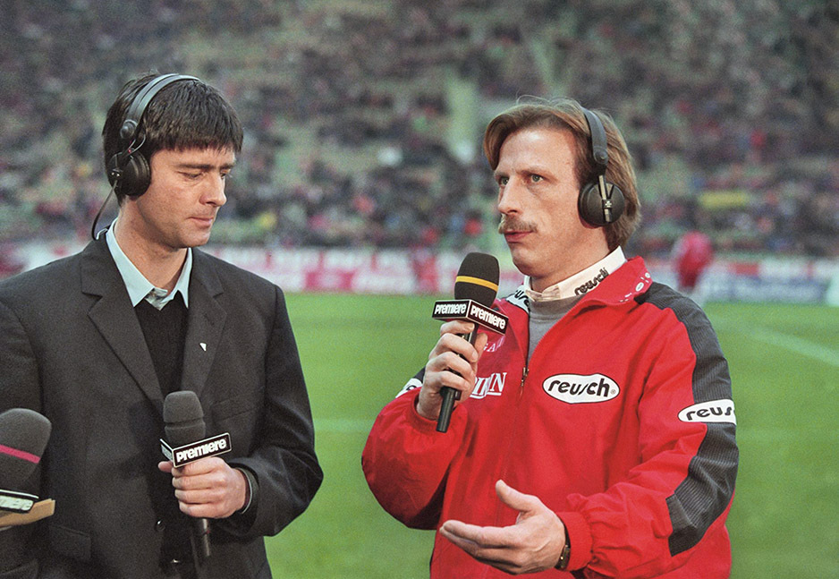 Mit Joachim Löw verbindet mich eine tiefe Freundschaft. Hier treffen wir Ende 1997 in der Bundesliga aufeinander.