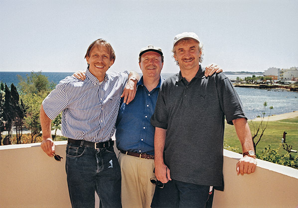 Reiner Calmund (Mitte) und Rudi Völler statteten mir 1997 auf Mallorca einen Besuch in der Wohnanlage Sea Green ab.