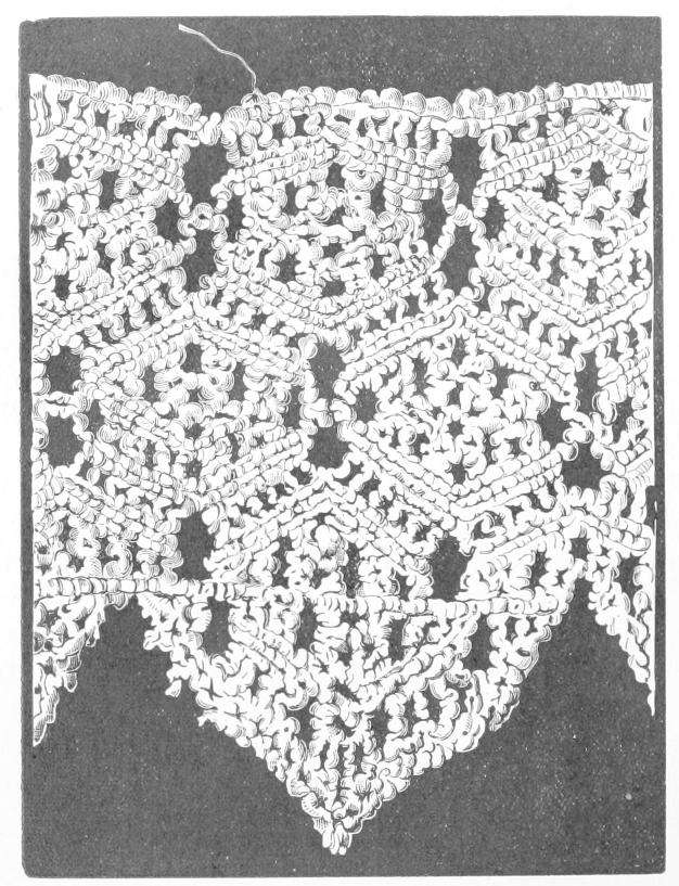 Lace of thick knotted threads