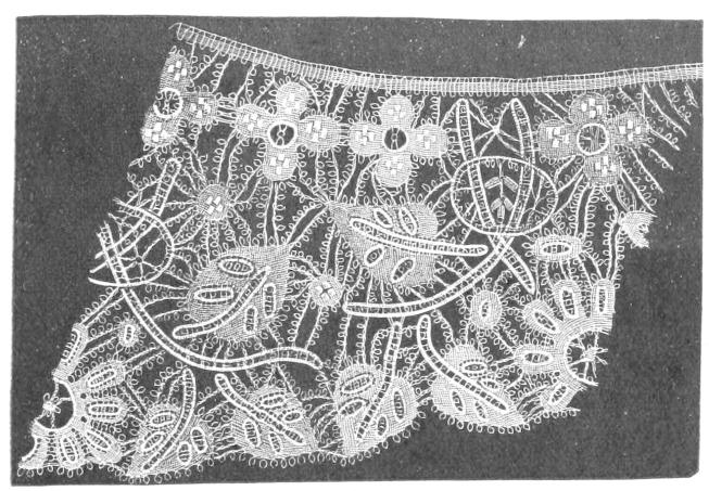 Lace with large voids and small loops