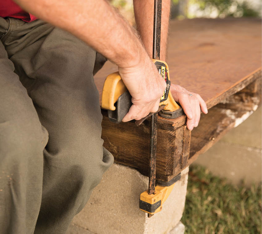 Clamping plywood to the pallet.