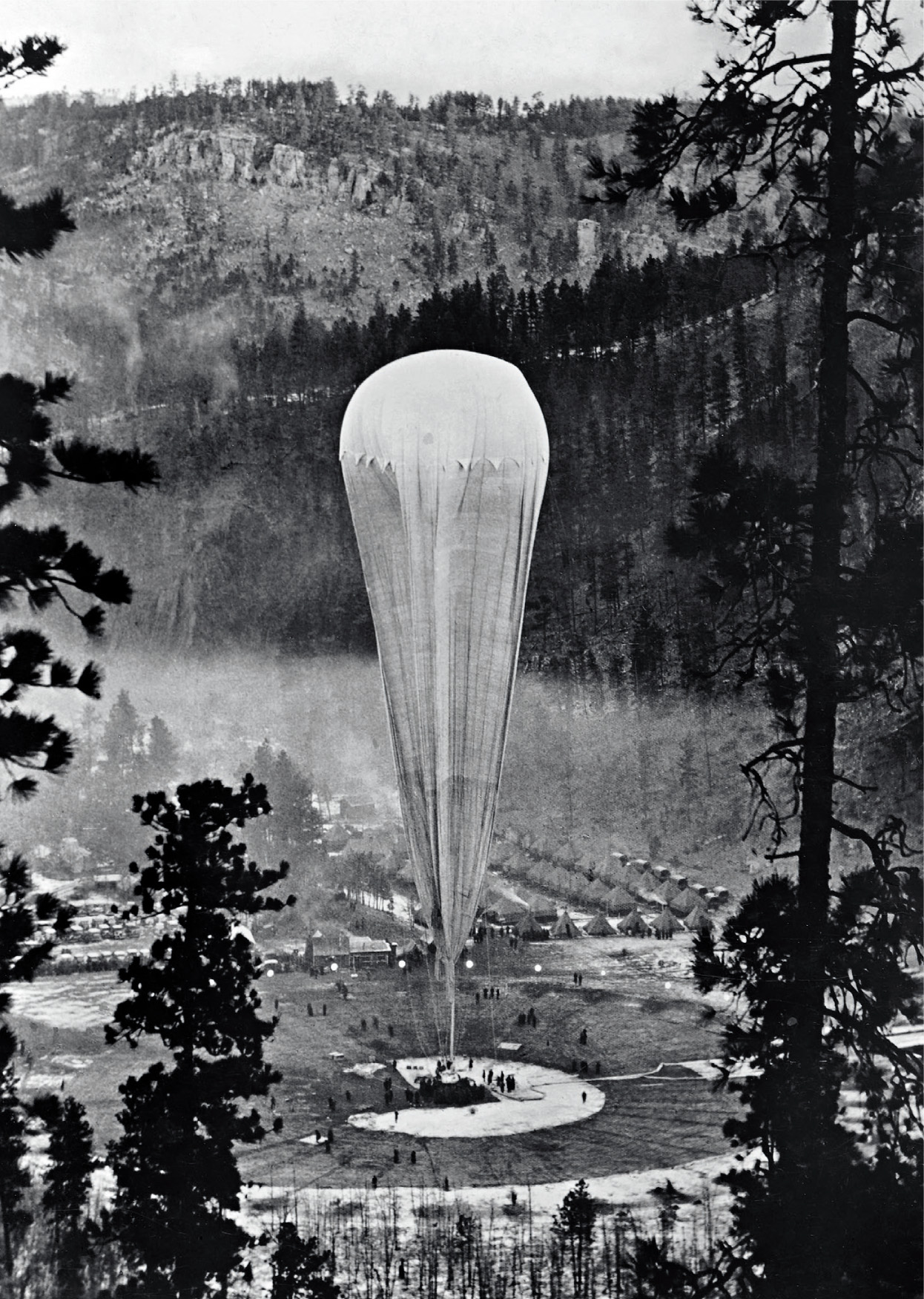 Explorer II took off from the Stratobowl, South Dakota, and ascended to 22 kilometres over South Dakota. It was so cold the pilots’ sandwiches froze.