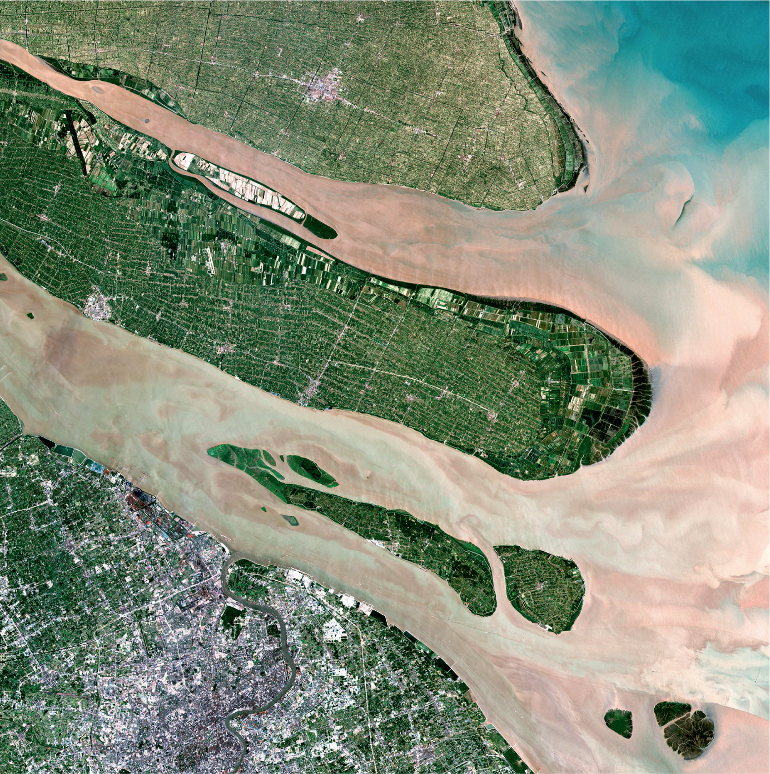 These true-colour satellite images show the city of Shanghai and the Yangtze River delta on China’s east coast. To the south is the Qiantang River and Hangzhou Bay. The rivers collect silt from inland and dump it, along with industrial pollutants, into the East China Sea. © Jacques Descloitres, NASA MODIS Land Science Team.