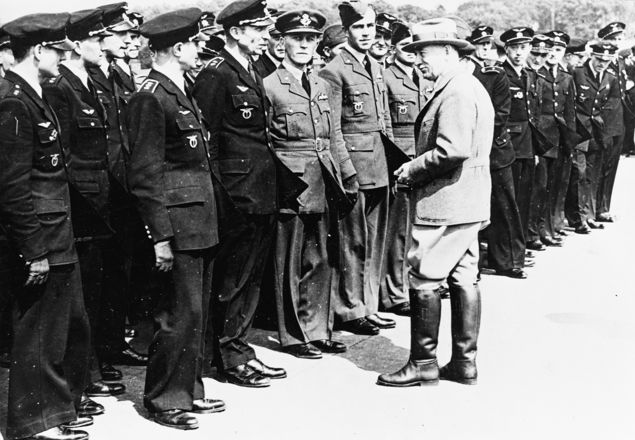 Czech president Edvard Bene š  speaking with Czech airmen in Britain.