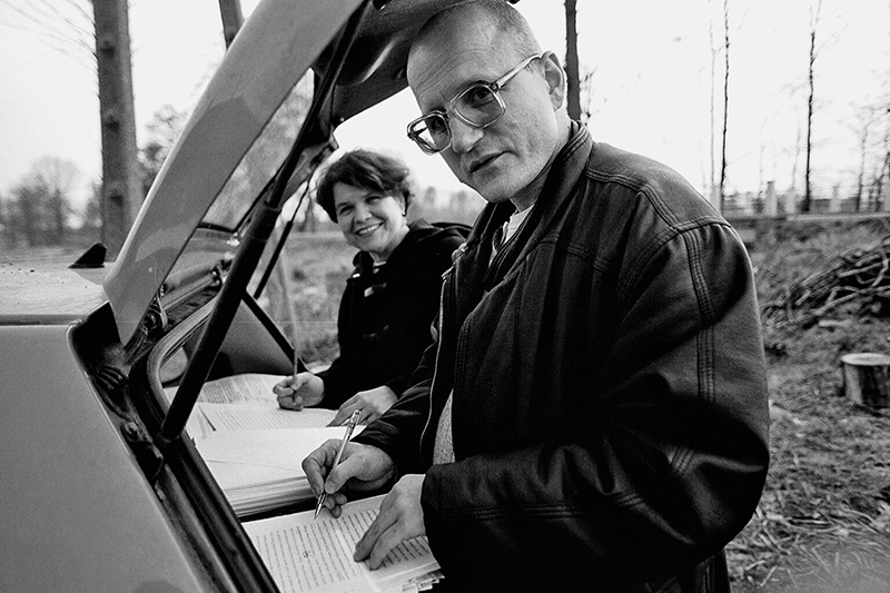 Anna Bikont e il procuratore Radosław Ignatiew, dell’Istituto della memoria nazionale, davanti alla casa di Stanisław Ramotowski. Dziewięcin, vicino a Radziłów, 2001. (Foto © Krzysztof Miller / Agencja Gazeta).