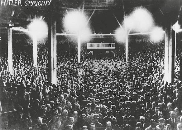 München; Zirkus Krone; Versammlung d.NSDAP um 1922/1923; Gruppenbild(Blick in d.vollbesetzten Saal; m.Aufdr.: "Hitler spricht!"), Material/Technik: Fotografie, Höhe x Breite 6 x 7 cm, Inventar-Nr.: 25313 , Copyright: bpk | Bayerische Staatsbibliothek | Heinrich Hoffmann