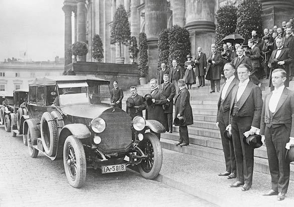 Solemn Reichstag ceremony in honour of Germany 's murdered foreign minister Walther Rathenau President Ebert , Chancellor Wirth and the heads of the Government after the ceremony in the Reichstag . 1 June 1922