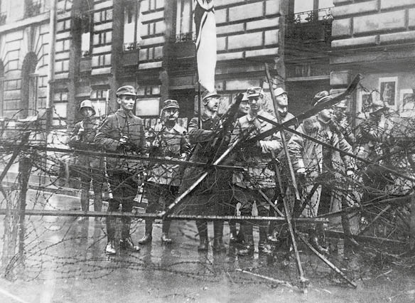 Heinrich Himmler (dritter v. l.) mit der Wachtruppe "Reichskriegsflagge" hinter einer Straﬂensperre w‰hrend des Hitlerputsches in M¸nchen 1923.