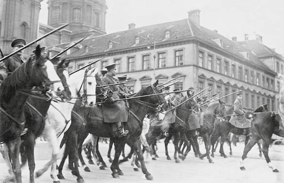 Landespolizisten auf Pferden und mit Lanzen bewaffnet, r‰umen den Odeonsplatz nach der Vertreibung der Putschisten. Sie bewegen sich Richtung Ludwigstraﬂe.