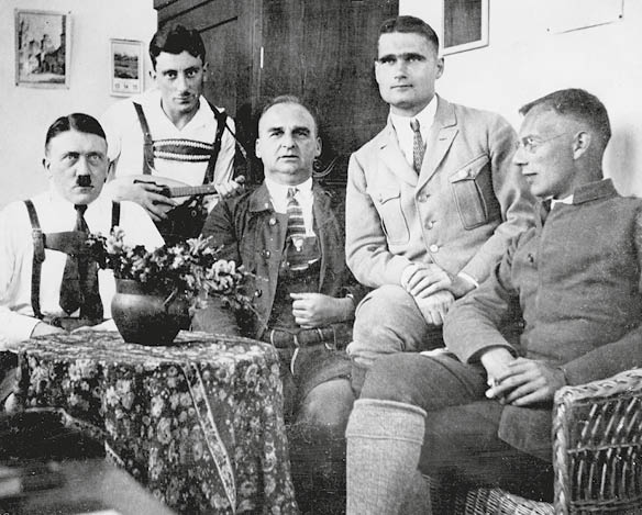 Adolf Hitler (v.l.n.r.), Emil Maurice, Oberstleutnant Hermann Kriebel, Rudolf Heﬂ und Friedrich Weber im Februar 1924 in Haft in der Festung Landsberg am Lech nach dem gescheiterten Putschversuch von 1923. Foto: Berliner Verlag / Archiv -